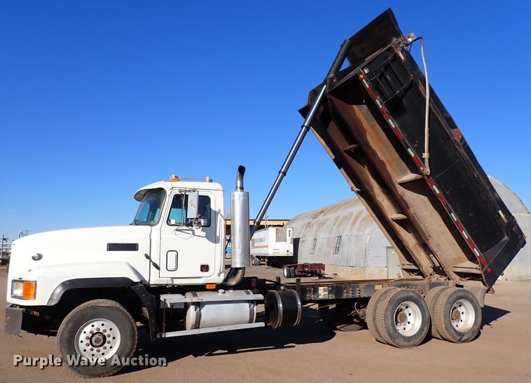 image for item DJ0068 2001 Mack E7-427 dump truck
