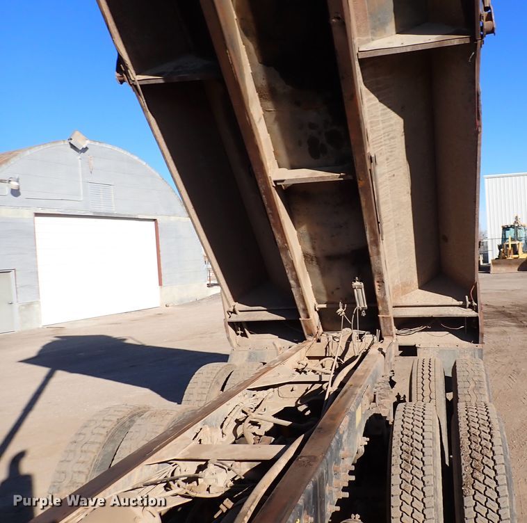 image for item DJ0068 2001 Mack E7-427 dump truck