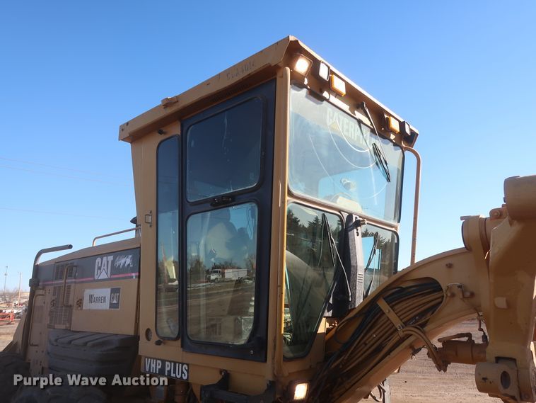 image for item DJ1826 2001 Caterpillar 140H  motor grader