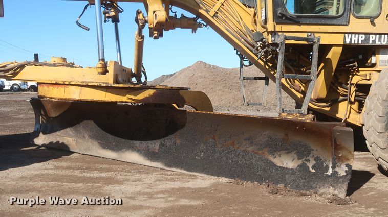 image for item DJ1826 2001 Caterpillar 140H  motor grader