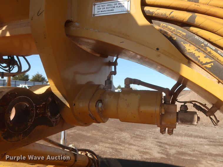 image for item DJ1826 2001 Caterpillar 140H  motor grader