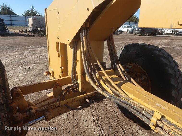 image for item DJ1826 2001 Caterpillar 140H  motor grader
