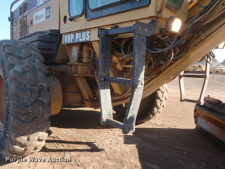 image for item DJ1826 2001 Caterpillar 140H  motor grader