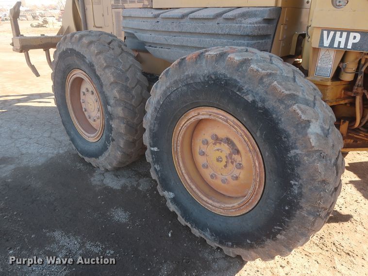 image for item DJ1826 2001 Caterpillar 140H  motor grader