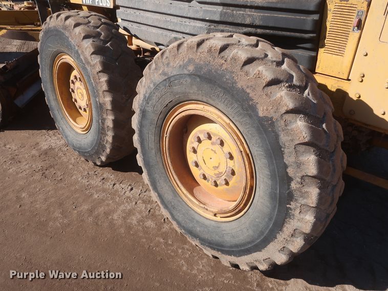 image for item DJ1826 2001 Caterpillar 140H  motor grader