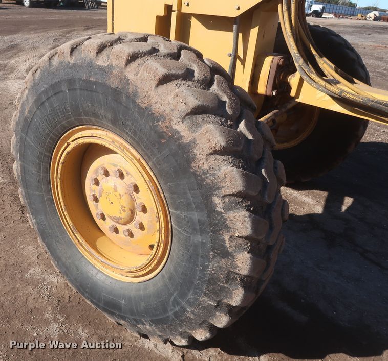 image for item DJ1826 2001 Caterpillar 140H  motor grader