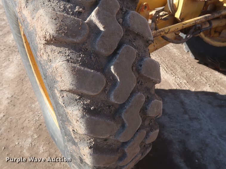 image for item DJ1826 2001 Caterpillar 140H  motor grader