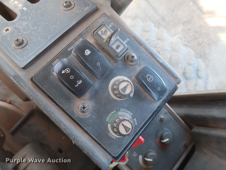 image for item DJ1827 2006 John Deere 772D  motor grader