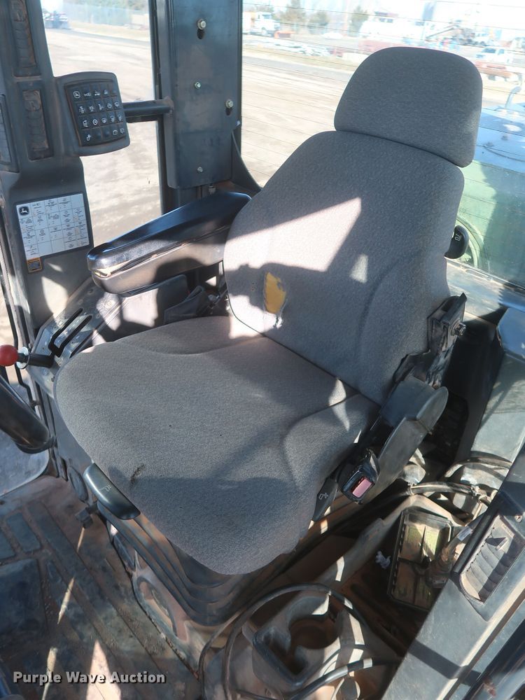 image for item DJ1827 2006 John Deere 772D  motor grader