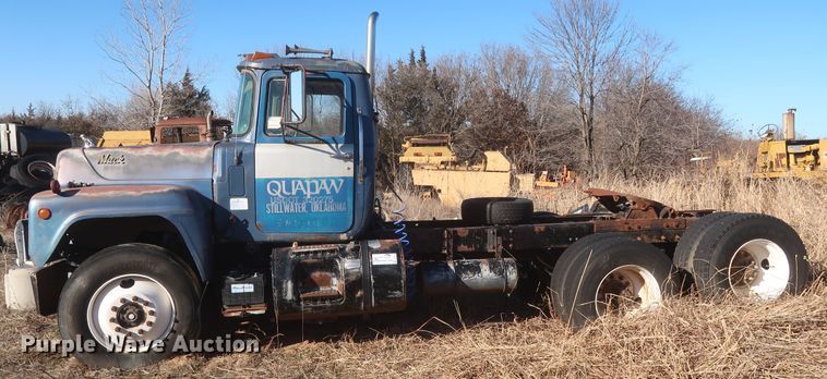 image for item DJ2317 1981 Mack R686ST  semi truck