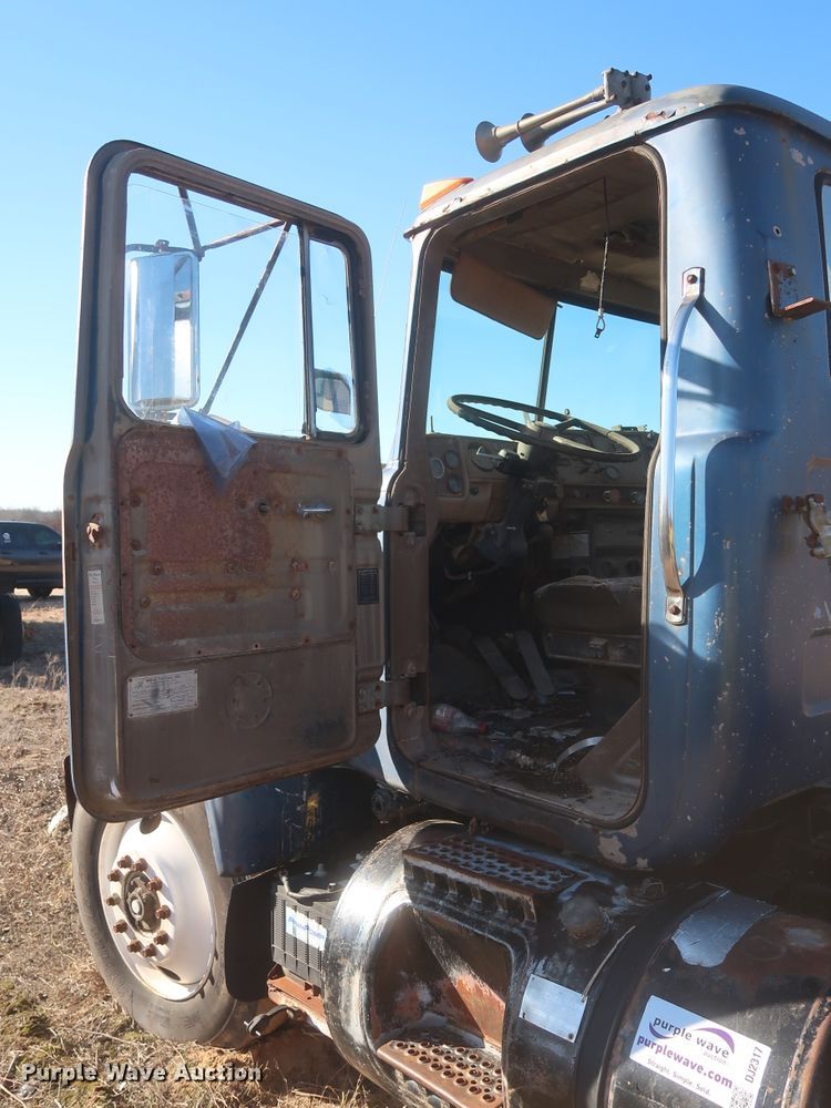 image for item DJ2317 1981 Mack R686ST  semi truck