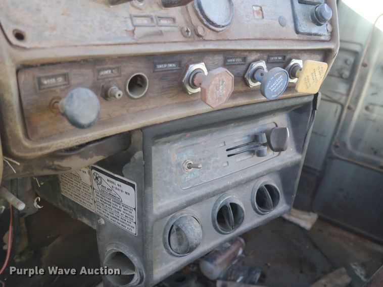 image for item DJ2317 1981 Mack R686ST  semi truck