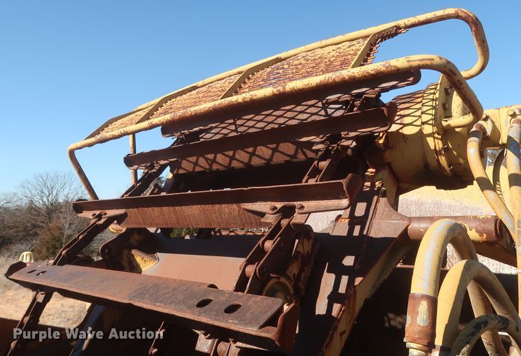 image for item DJ2320 1998 Caterpillar 613C Series II  elevating scraper