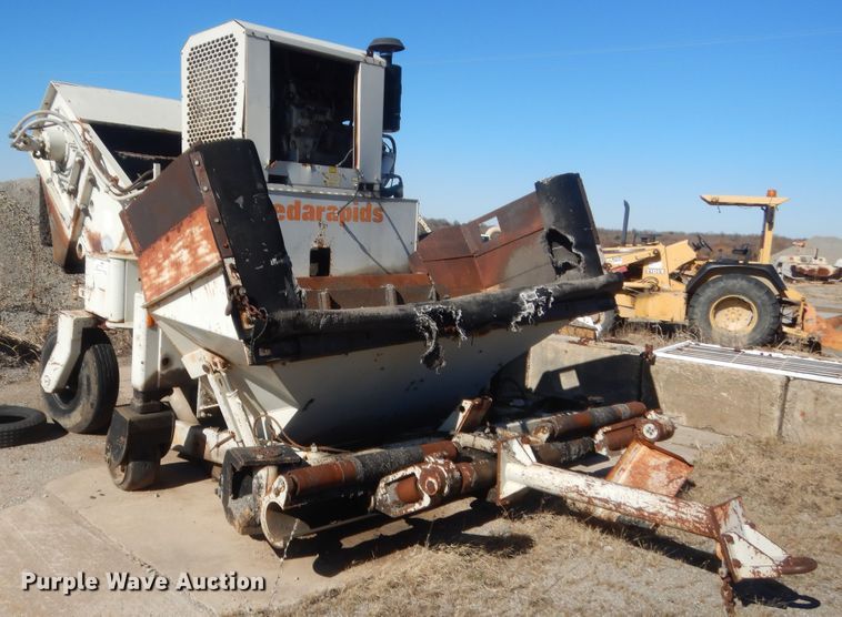 image for item DJ2350 1999 Cedarapids MS-3 shuttle buggy material transfer unit