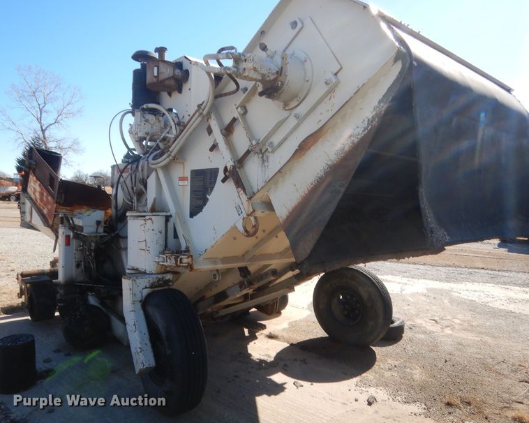 image for item DJ2350 1999 Cedarapids MS-3 shuttle buggy material transfer unit