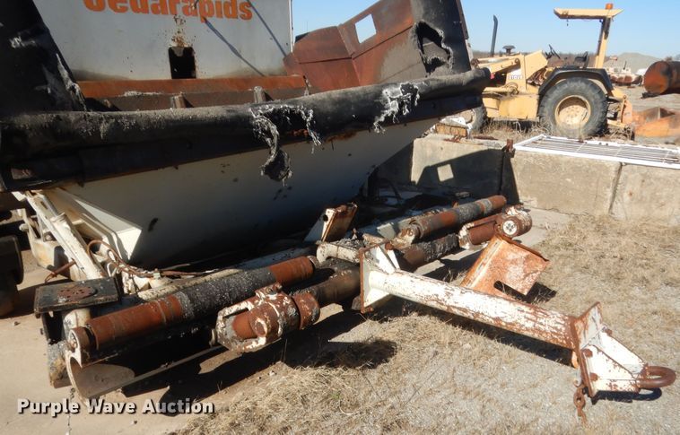 image for item DJ2350 1999 Cedarapids MS-3 shuttle buggy material transfer unit