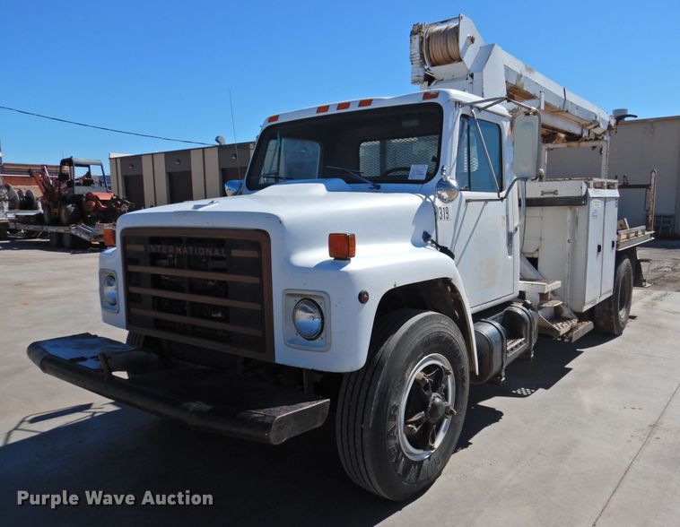 image for item DJ8324 1985 International 1954  pressure digger derrick truck