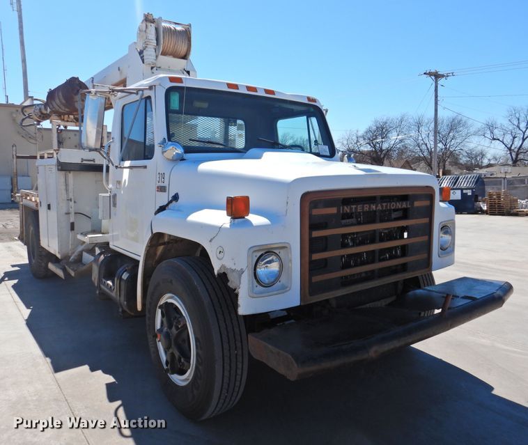 image for item DJ8324 1985 International 1954  pressure digger derrick truck