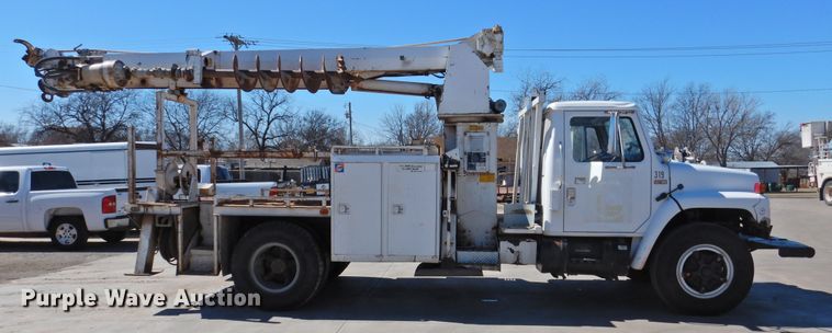 image for item DJ8324 1985 International 1954  pressure digger derrick truck