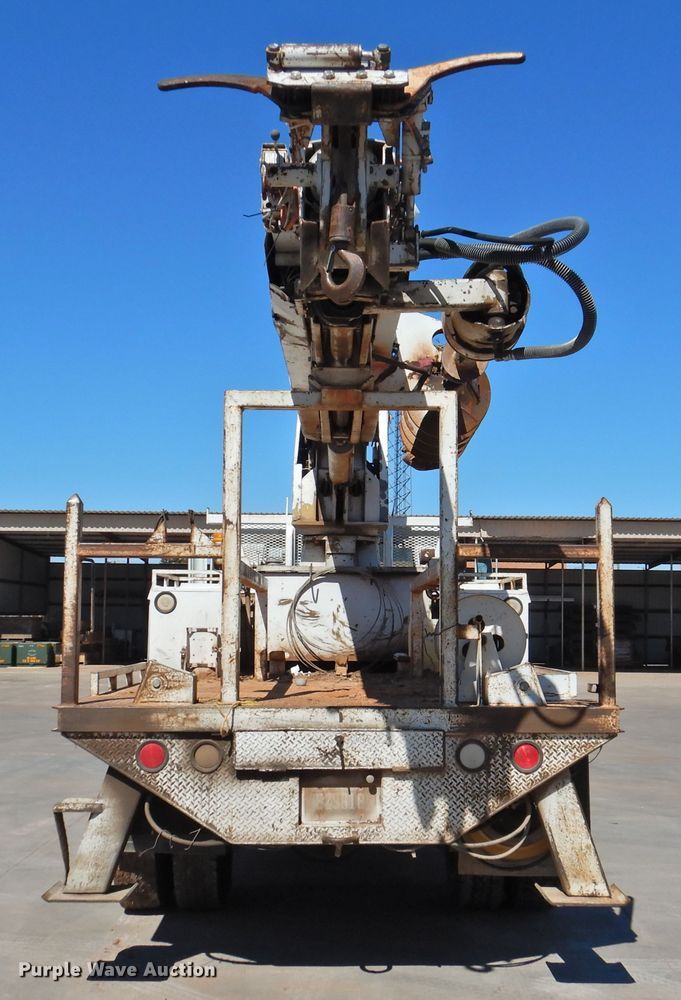 image for item DJ8324 1985 International 1954  pressure digger derrick truck
