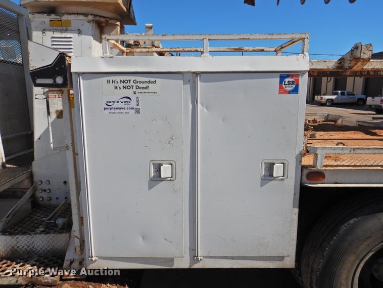 image for item DJ8324 1985 International 1954  pressure digger derrick truck