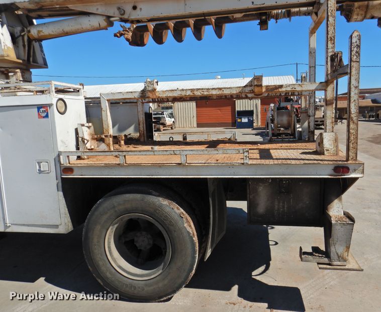 image for item DJ8324 1985 International 1954  pressure digger derrick truck