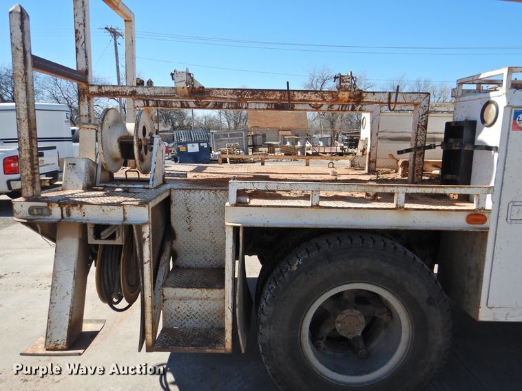 image for item DJ8324 1985 International 1954  pressure digger derrick truck