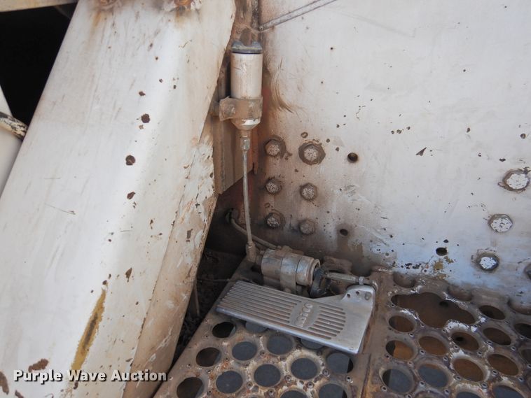 image for item DJ8324 1985 International 1954  pressure digger derrick truck