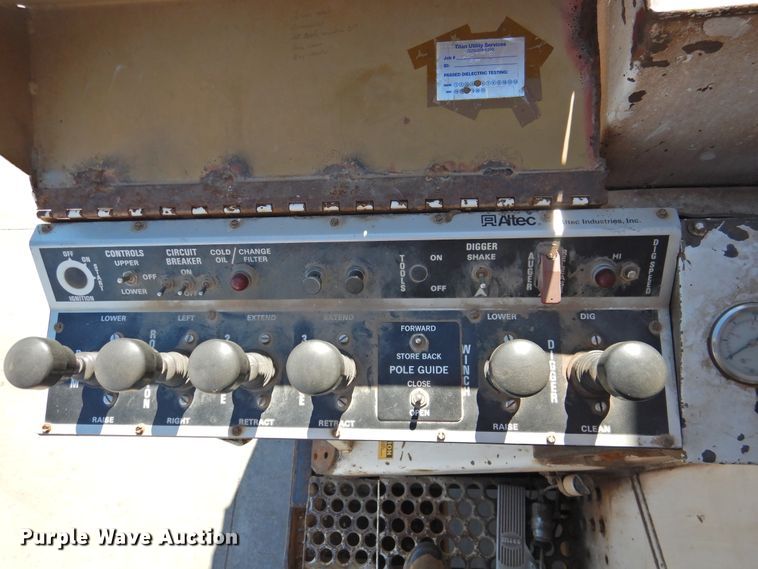 image for item DJ8324 1985 International 1954  pressure digger derrick truck