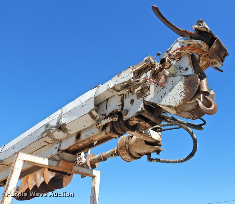 image for item DJ8324 1985 International 1954  pressure digger derrick truck