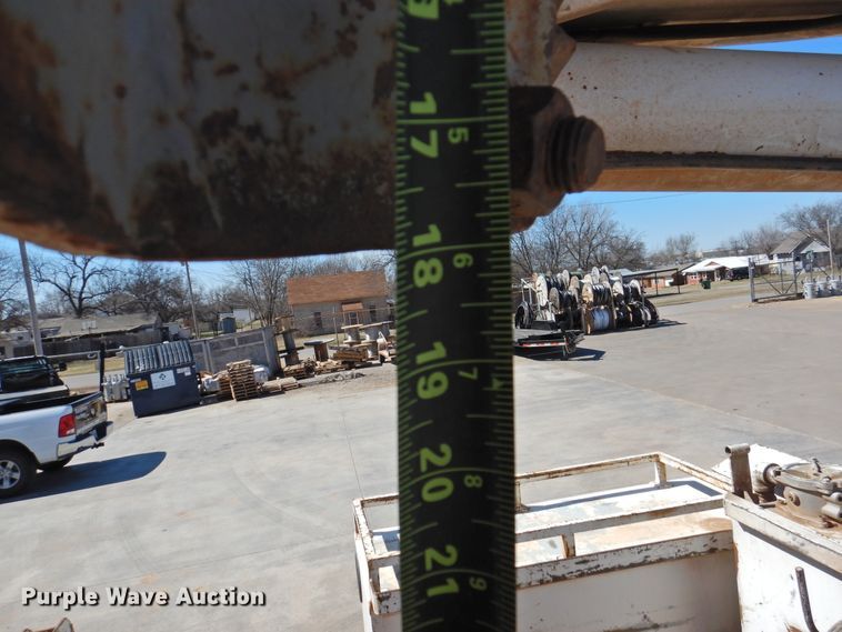 image for item DJ8324 1985 International 1954  pressure digger derrick truck