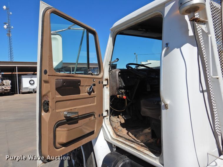 image for item DJ8324 1985 International 1954  pressure digger derrick truck