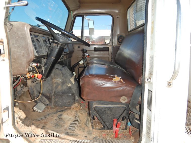 image for item DJ8324 1985 International 1954  pressure digger derrick truck