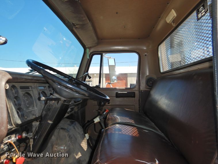 image for item DJ8324 1985 International 1954  pressure digger derrick truck