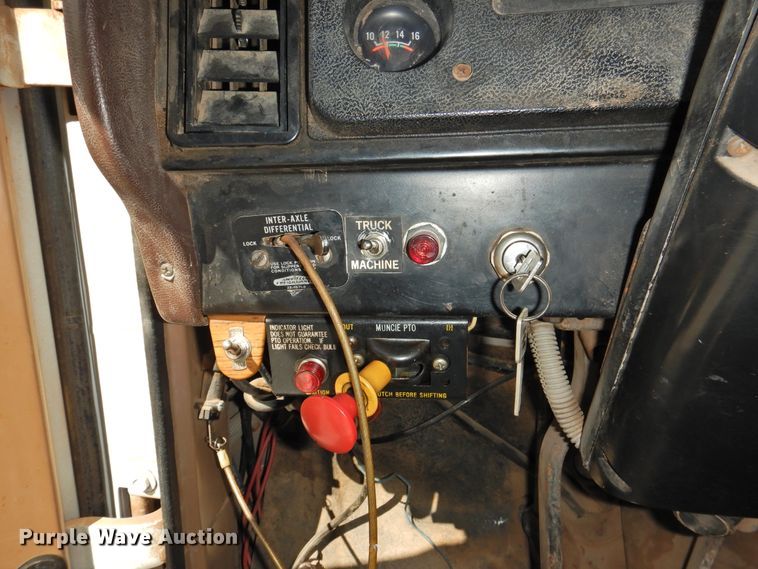 image for item DJ8324 1985 International 1954  pressure digger derrick truck