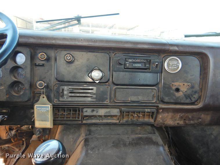 image for item DJ8324 1985 International 1954  pressure digger derrick truck