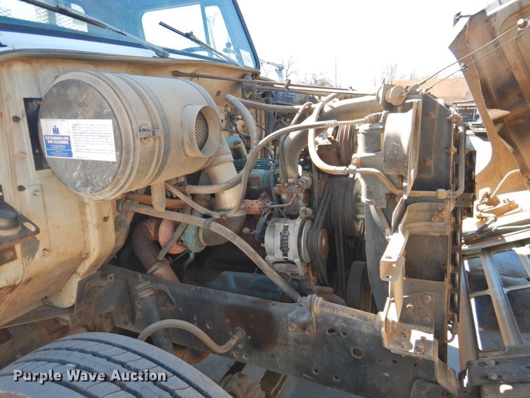 image for item DJ8324 1985 International 1954  pressure digger derrick truck