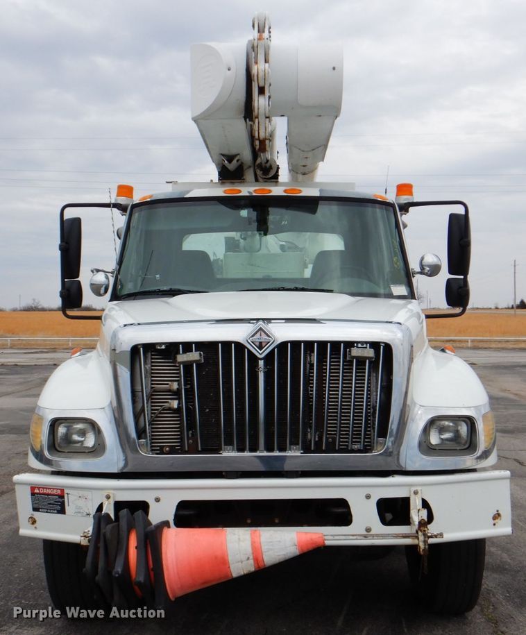 image for item DJ8693 2006 International 7400  bucket truck