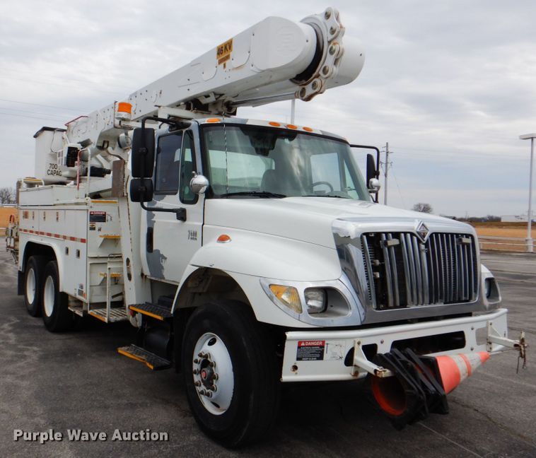 image for item DJ8693 2006 International 7400  bucket truck