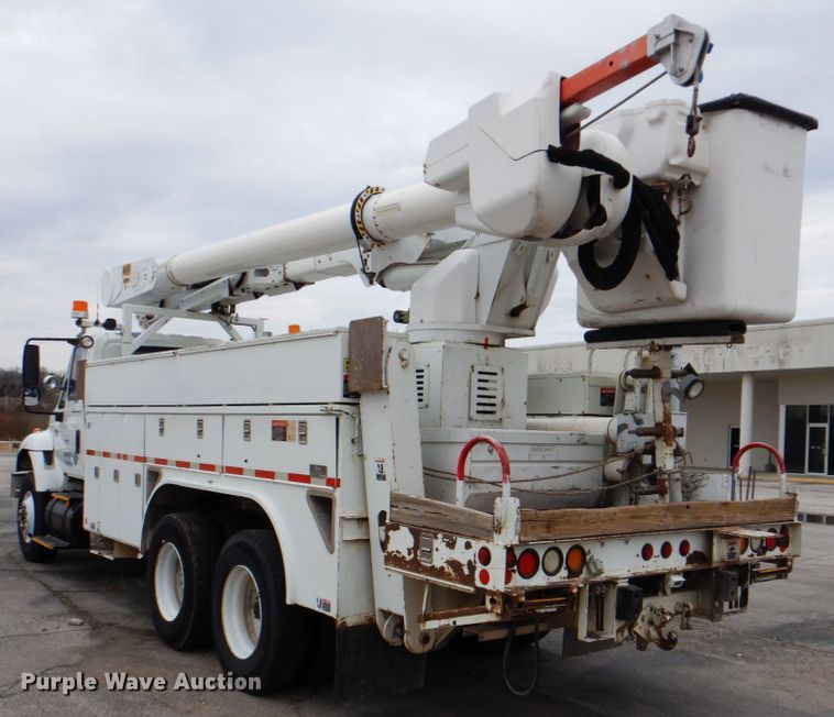 image for item DJ8693 2006 International 7400  bucket truck