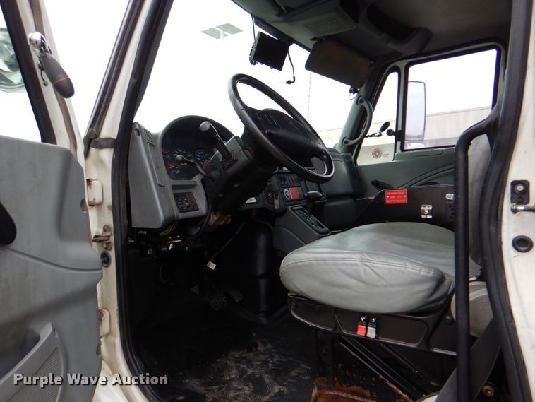 image for item DJ8693 2006 International 7400  bucket truck