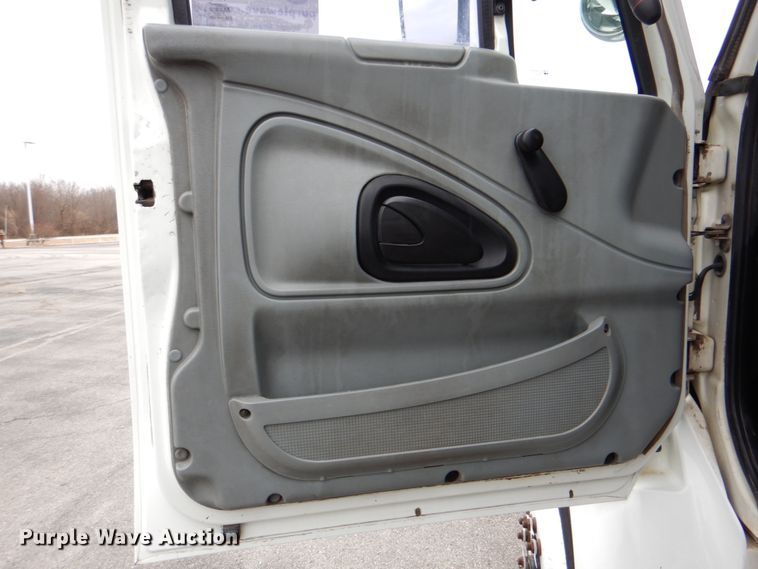 image for item DJ8693 2006 International 7400  bucket truck