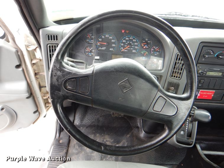 image for item DJ8693 2006 International 7400  bucket truck