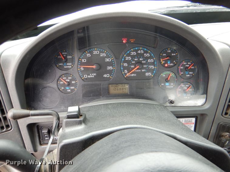 image for item DJ8693 2006 International 7400  bucket truck