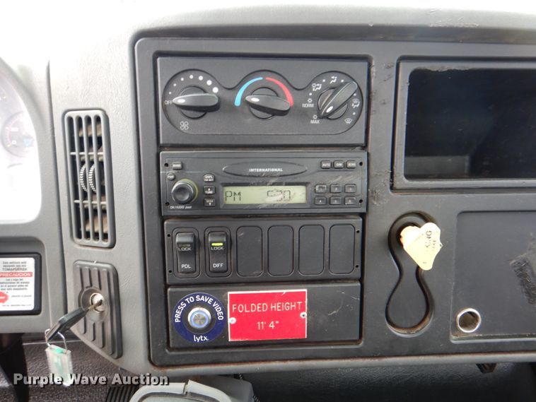 image for item DJ8693 2006 International 7400  bucket truck