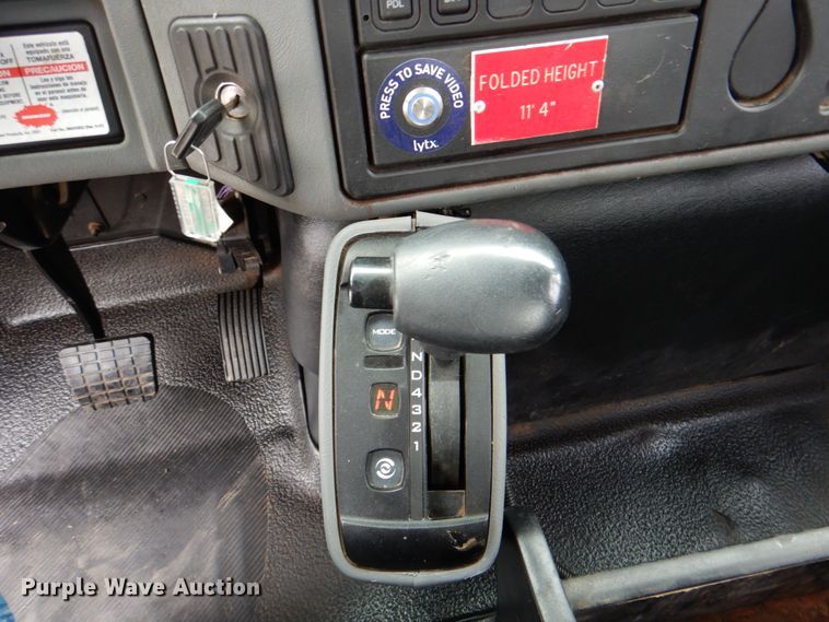 image for item DJ8693 2006 International 7400  bucket truck