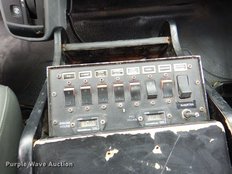 image for item DJ8693 2006 International 7400  bucket truck