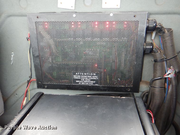 image for item DJ8693 2006 International 7400  bucket truck