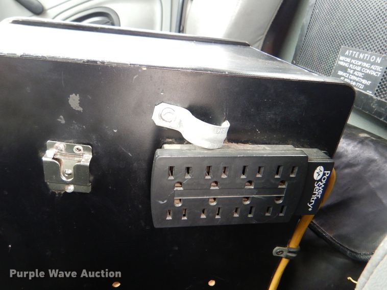 image for item DJ8693 2006 International 7400  bucket truck