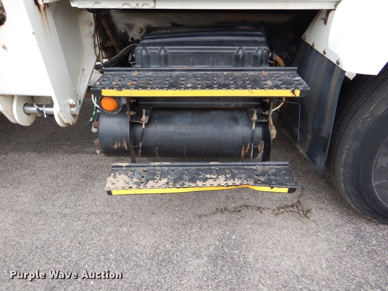 image for item DJ8693 2006 International 7400  bucket truck